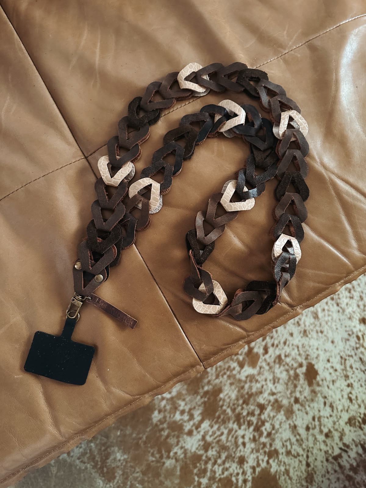 Correa para celular larga – choco + jaspeado + croco beige