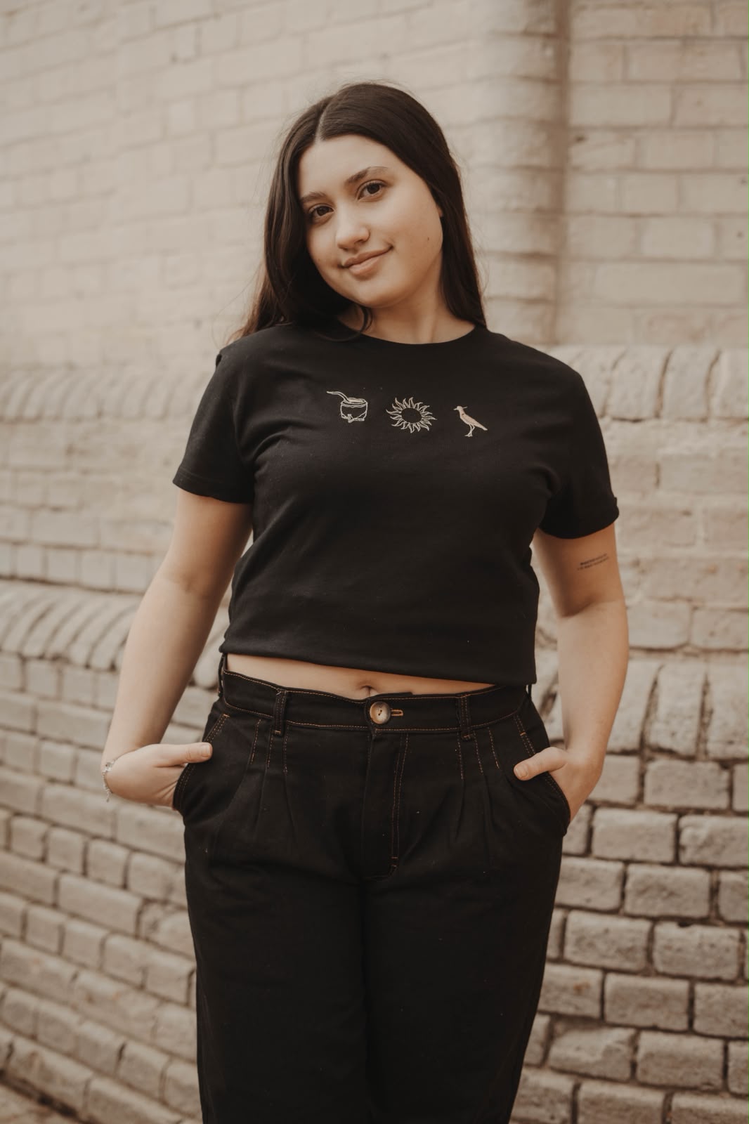 Remera básica bordada Negra