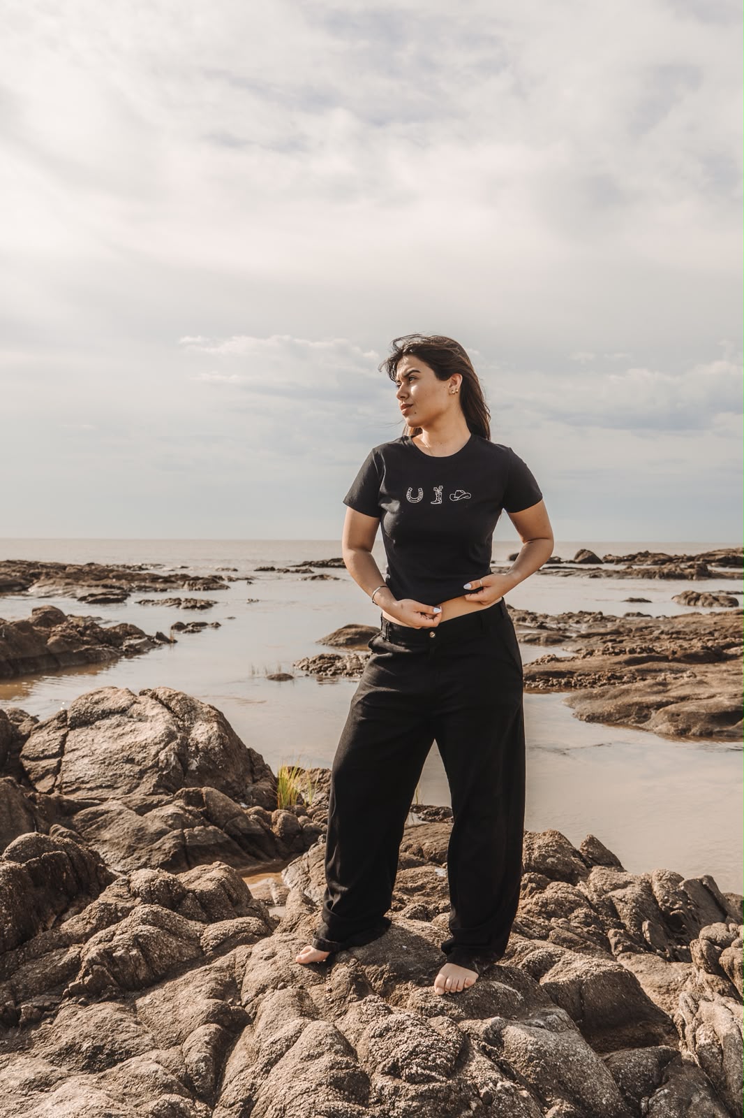 Remera básica bordada Negra