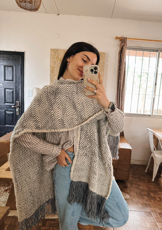 Ruana cruda con azul piedra