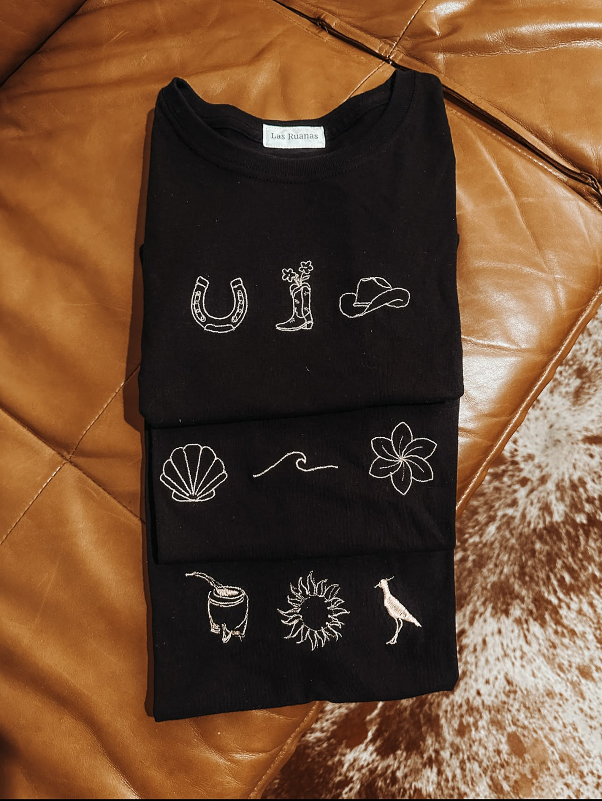 Remera básica bordada Negra