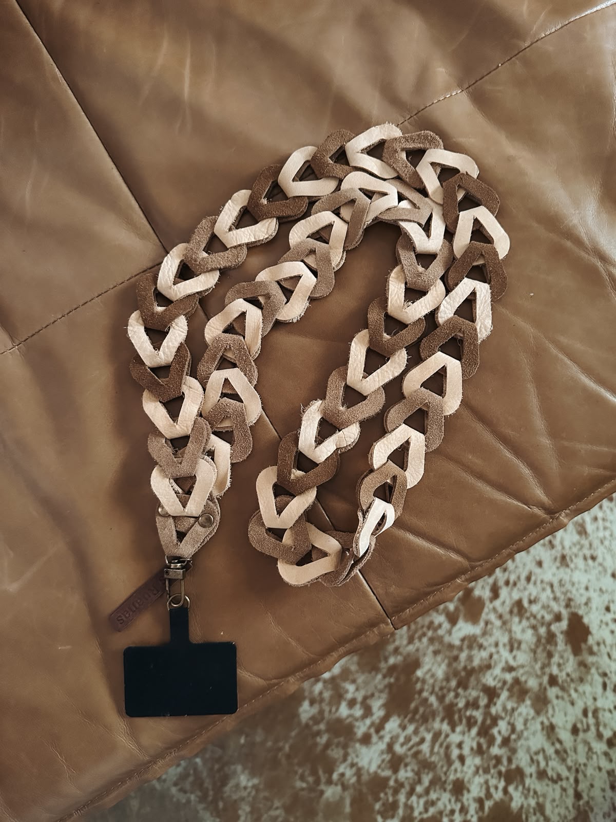Correa para celular larga – tonos de beige claros