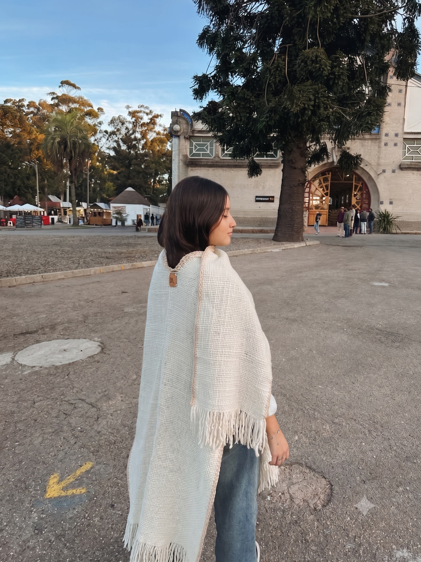 Ruana cruda con bordes beige — Las Ruanas — imagen 3